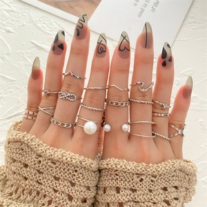 Juego de 19 Anillos de Aleación con Perlas, Geométricos y con Pedrería para Mujer, Regalo de Joyería para Boda, Compromiso o Fiesta - Product Image 4