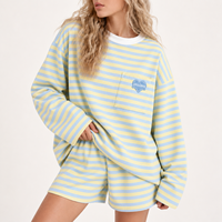 Ensemble décontracté deux pièces pour femme : sweat-shirt oversize à col rond avec poches et patchs appliqués à rayures contrastées et short de survêtement
