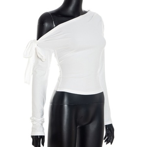Nuova Maglietta Autunnale da Donna con Spalla Singola Plissettata, Cinturino Intrecciato e Maniche Lunghe Asimmetriche - Product Image 2