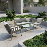 Ensemble de conversation extérieur moderne et minimaliste 4 pièces avec coussins gris clair et table basse en alliage d'aluminium, résistant à la rouille, élégant pour les patios