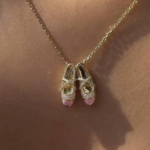 Collar con colgante de zapatilla de ballet y diamantes para mujer, rosa y azul cielo, corte brillante redondo, para uso diario - Product Image 1