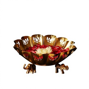Bol en métal doré à motifs floraux avec pieds d'éléphant, pièce décorative artisanale pour mariage, style oriental, finition polie - Product Image 1