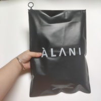 Sacs d'emballage avec fermeture éclair pour t-shirts, logo personnalisé, fermeture éclair givrée, sac en plastique mat pour vêtements