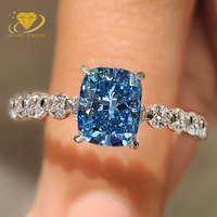 Bague de fiançailles personnalisée en or blanc 14 carats avec diamant de laboratoire bleu fantaisie de 2 carats taille coussin et bande pavée flottante pour femme