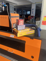 Machine de collage à chaud à grande vitesse à réglage automatique contrôlée par PLC pour boîtes de cosmétiques, chocolats, biscuits, aliments et jouets