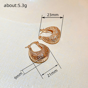 Orecchini a polsino geometrici a forma di U con design minimalista in metallo di lusso leggero per donna. - Product Image 3
