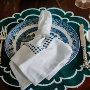 Sets de table ronds brodés en coton et lin à bord festonné, avec contour incurvé, pour les fournisseurs de restaurants dans le secteur de la restauration commerciale - Product Image 1