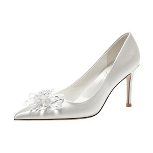 Scarpe da Sposa Bianche di Alta Qualità per <span class=keywords><strong>Donna</strong></span>, Stiletti Casual con Cristalli, Punta Affusolata in Raso di Seta per Matrimoni <span class=keywords><strong>e</strong></span> Feste - Product Image 5