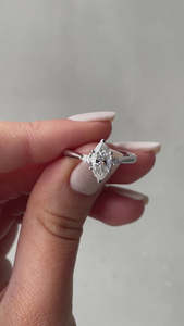 Vente en gros de bagues de fiançailles à halo caché en diamant de laboratoire de taille marquise, bagues de solitaire de designer en or pur 18 carats pour fournisseur en gros - Product Image 2