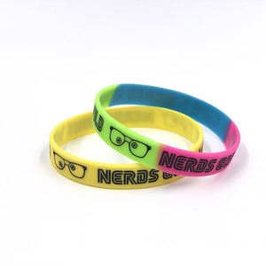 Pulsera de silicona barata al por mayor con logotipo, grabada en relieve y rellena de tinta, de 1/2 pulgada - Product Image 4