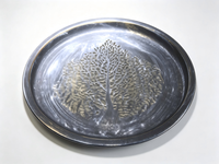 Plateau de service en métal gris avec motif d'arbre en relief, détails dorés et argentés brossés, plateau de luxe pour la présentation de bougies et de bijoux