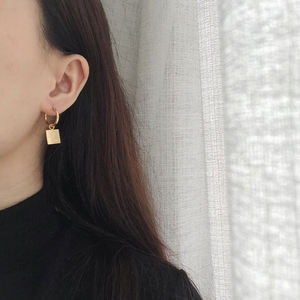 Orecchini con moneta quadrata fiore rosa francese Queen Elizabeth Portrait Huggies orecchini regalo per lei elegante gioiello 18 carati gold lady - Product Image 6