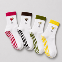 Vente en gros de chaussettes de cocktail blanches personnalisées brodées, chaussettes antidérapantes en coton pour femmes, chaussettes de pilates