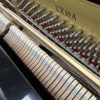   UX10A avec support en forme de X, excellent son et toucher, piano acoustique professionnel
