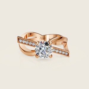 Sofisticado anillo de bodas de Reina con detalles intrincados y estilo clásico, ideal para novias que buscan elegancia real - Product Image 5
