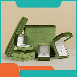 Boîte de rangement pour bijoux en velours de luxe, personnalisée, pour boucles d'oreilles, collier et bracelet - Product Image 2