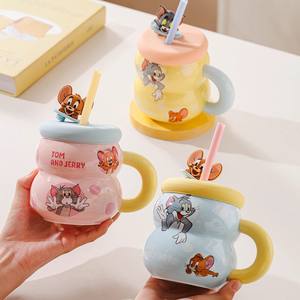 Tasse en porcelaine en forme de gourde Tom et Jerry avec couvercle et poignée Jaune Rose Bleu Enfants Printemps 2025 - Product Image 4