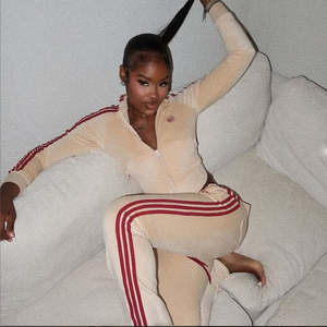 Y2k शीतकालीन महिला कपड़े कस्टम लोगो साइड स्ट्रिप मखमली महिला ज़िप जैकेट और जॉगर पैंट 2 टुकड़ा सेट वेलेर ट्रैकसूट महिलाओं के लिए - Product Image 2