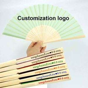 พัดไม้ไผ่พับได้แบบพกพา แกะสลักและทาสีลายศิลปะพื้นบ้าน สำหรับงานโปรโมชั่น หรือของขวัญทางธุรกิจ สไตล์โบราณ - Product Image 3