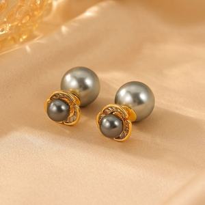 Boucles d'oreilles clous géométriques polyvalentes grises 2025 avec zircon et finition plaquée or pour femme, luxe haut de gamme - Product Image 4