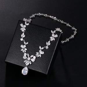 Set di Gioielli <span class=keywords><strong>da</strong></span> <span class=keywords><strong>Sposa</strong></span> Weiman con Collana e Orecchini Pendenti a Goccia e Motivo Floreale in Zirconia Cubica Lucida - Product Image 5