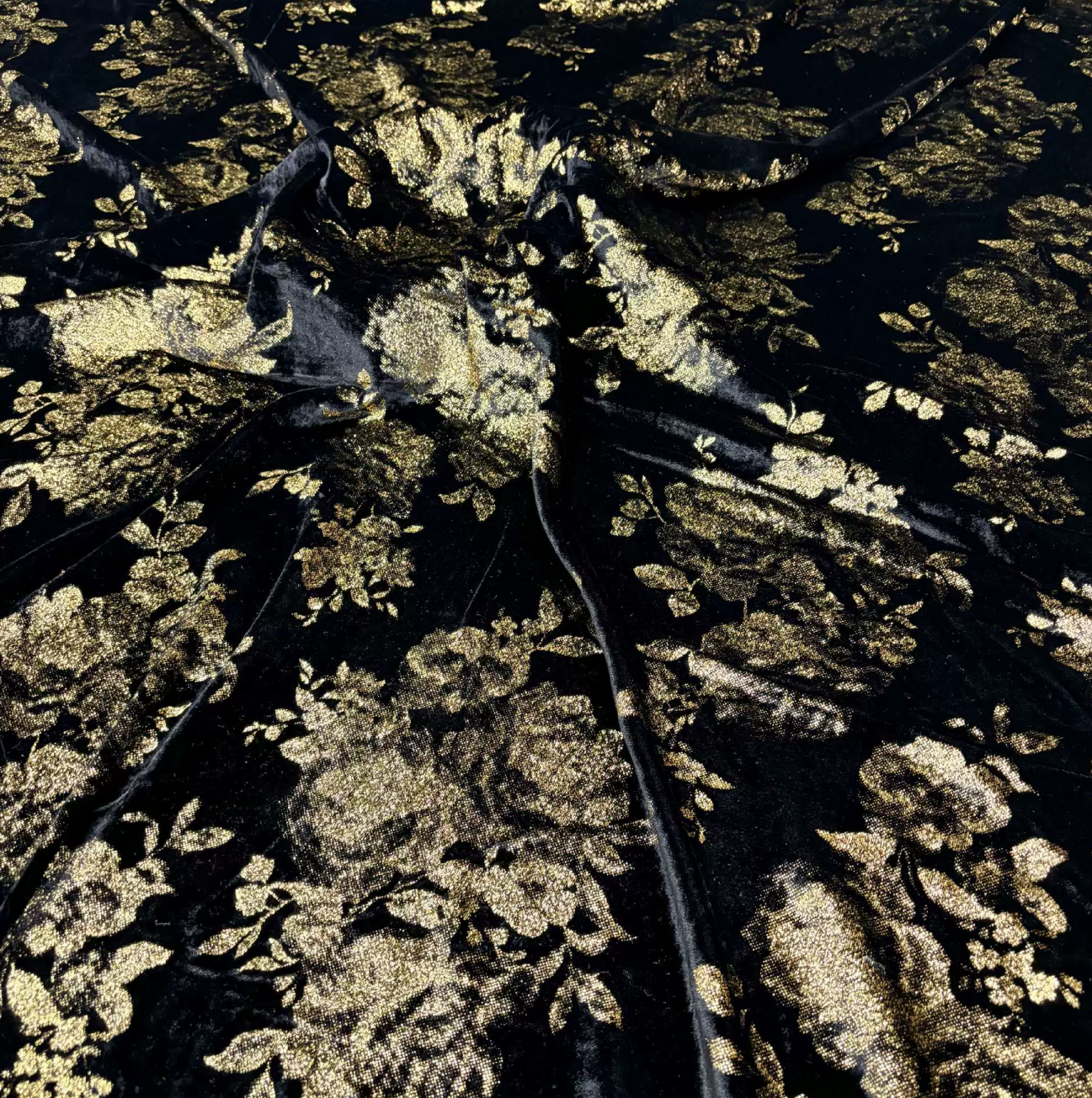 Luxurious Gold Foil Printed Velvet Fabric 82% Rayon 18% Nylon Shimmering Floral Pattern for High-end Abaya and Modest Fashion