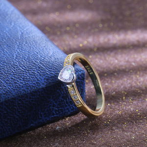 Anello minimalista a due toni a forma di cuore per donna, elegante gioiello alla moda per l'indice - Product Image 3