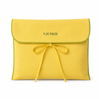 Pochette personnalisée en toile jaune avec rabat, fermeture à nœud papillon, passepoil vert, sac anti-poussière en coton brodé à blocs de couleur, emballage cadeau