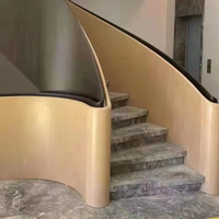 Rampe d'escalier en acier rotative avec garde-corps en bois en forme d'arc pour villa