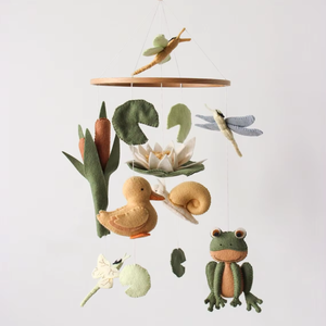 Accessoires pour bébés : Mobile de lit en feutre avec animaux en peluche (grenouille, forêt, nature, étang) pour nouveau-né - Product Image 4