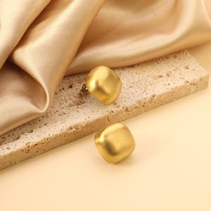 Aretes Ason Chunky para Mujer, Chapados en Oro de 18K, con Bola Hueca Grande, Hipoalergénicos, de Acero Inoxidable, Diseño de Autor - Product Image 5