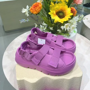 Sandalias Planas de Lujo con Punta Abierta, Cierre de Velcro, Parte Superior de EVA Transpirable, Estilo Veraniego, Sandalias de Diseño Moderno - Product Image 4