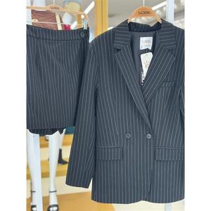 Ensemble de costume à rayures fines pour femme Sobe, blazer et jupe en mélange de laine noire 9691-24 - Product Image 1