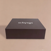 Boîte d'emballage cadeau pliable en carton noir de luxe avec logo personnalisé, imperméable, gaufrage, laminage mat, fermeture magnétique pour vêtements