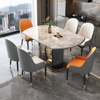 Tables à manger rondes modernes de designer avec plateau en marbre et base de rangement créative en verre pour salle à manger de luxe.