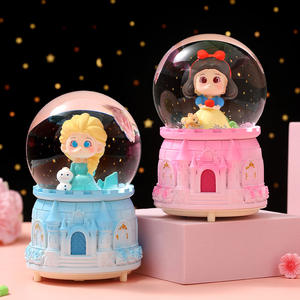 Divers Ornements Créatifs Populaires pour Bureau : Ours en Résine et Boules de Cristal, Design Mignon de Dessin Animé, Cadeaux d'Anniversaire pour Enfants - Product Image 2