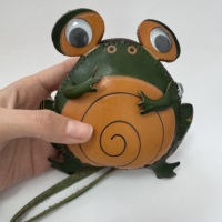 Porte-monnaie grenouille en cuir pleine fleur fait main, pochette animale 3D mignonne, mini portefeuille portable à fermeture éclair avec dragonne pour pièces de monnaie et petits essentiels