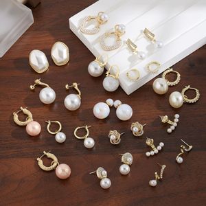 Orecchini a perno da donna in ottone elettroplaccato stile retrò francese con perle finte e montatura a castone, eleganti a forma di corona, per feste, novità 2025 - Product Image 4