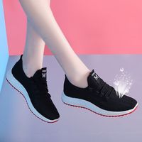 Chaussures blanches fines d'été pour femmes, nouvelles chaussures de sport en mesh pour femmes, chaussures décontractées respirantes et polyvalentes pour la vente en gros