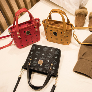 B649441YO Nouveau sac à bandoulière de style rétro avec poignée en cuir PU souple, sac bandoulière léger imprimé. - Product Image 1