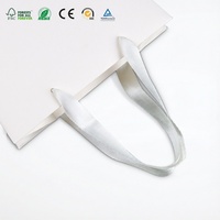 Sac cadeau en papier cartonné blanc de luxe ODM, poignée en ruban résistante, couleurs personnalisables, impression de logo, écologique, imperméable
