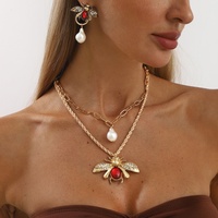 Lot de 3 pièces : Collier pendentif abeille populaire de la série Insectes, Collier avec perles, Boucles d'oreilles clous diamantées abeille vintage, Bijoux de mode pour femme