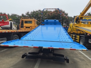 Carro attrezzi Howo 4x2 con pianale ribassato da 8 tonnellate per il recupero di veicoli in caso di guasto e incidenti - Product Image 4