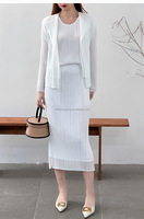 Nouvelle collection automne du fabricant : costumes, robes et chemisiers pour femmes, ensembles deux pièces plissés style Issey Miyake et en maille.