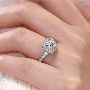 Anello di Fidanzamento Classico a Quattro Punte Rotonde, Gioiello Minimalista ed Elegante per Donne - Product Image 1