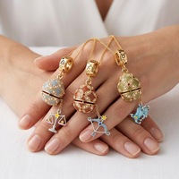 Collier pendentif œuf du zodiaque SongYi doré avec motif émaillé, détails style perle et bijoux fantaisie