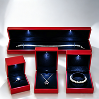Boîte à bijoux avec lumière LED rouge, finition laquée, pour bague, pendentif, bracelet, collier, avec doublure en velours noir