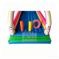 Parc d'attractions avec toboggan sec sur le thème de la licorne et jeux d'équipe