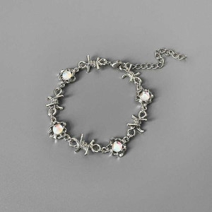 Braccialetti di perline di lusso minimalisti fatti a mano con perline di tendenza strass con fiore di farfalla vendita calda all'ingrosso - Product Image 1