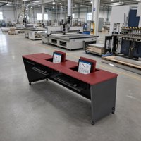 Mobilier de salle de formation professionnelle incluant un bureau PC dissimulé pour 2 personnes et un plateau pour clavier, idéal pour les projets scolaires universitaires